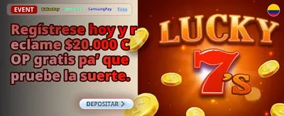 Casino de lujo con fichas doradas y cartas sobre mesa de terciopelo verde